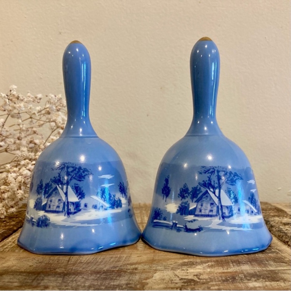2 Christmas Bells Currier & Ives 1984 Vintage Blue and White The Old Homestead - Picture 4 of 14